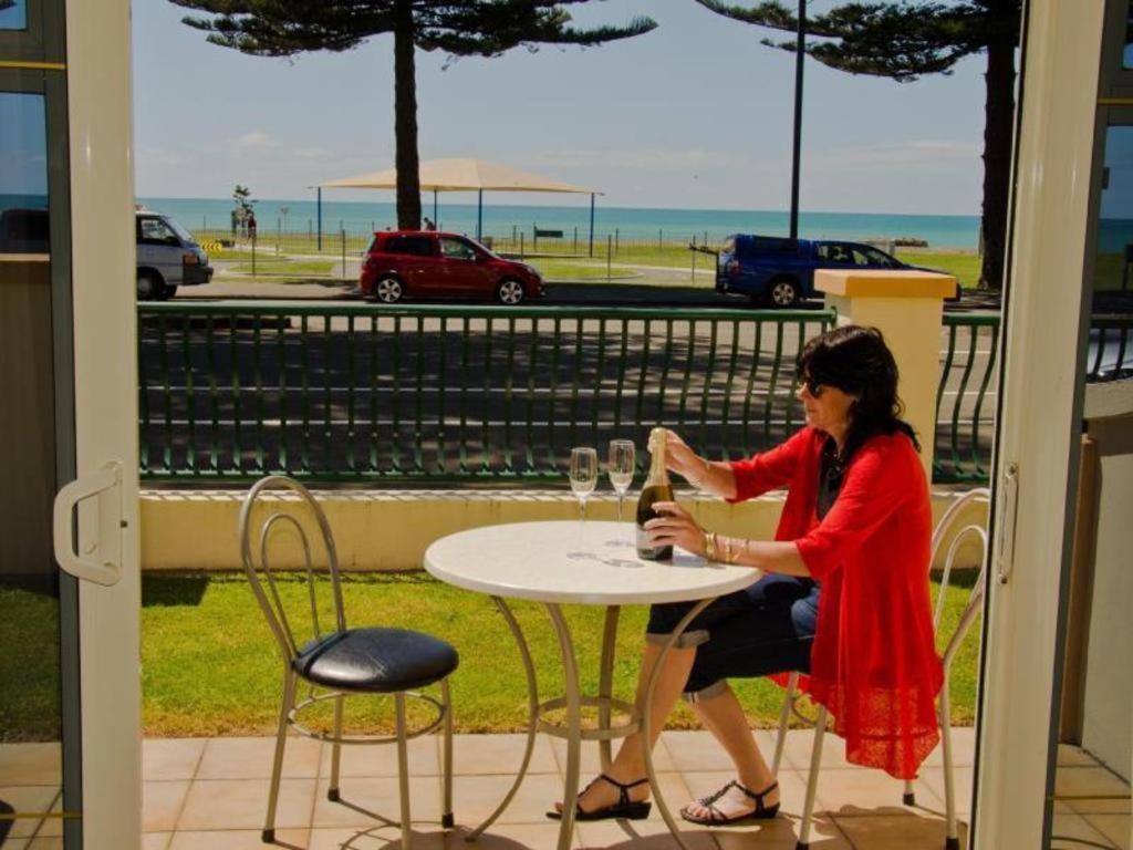 Beachfront Motel Napier Esterno foto